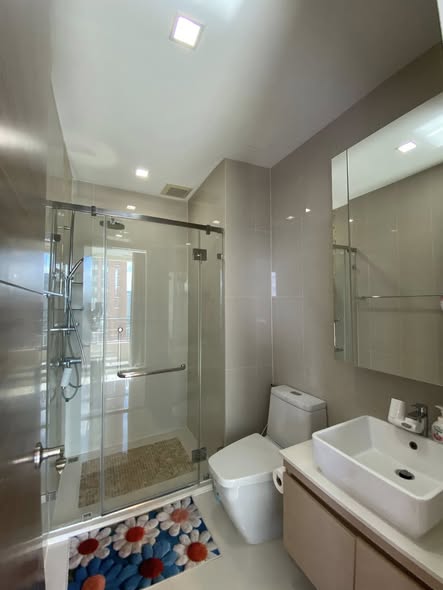 room interior and bathroom of Q Asoke