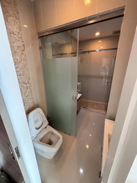 room interior and bathroom of Q Asoke