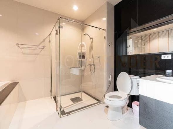 room interior and bathroom of Q Chid Lom – Phetchaburi