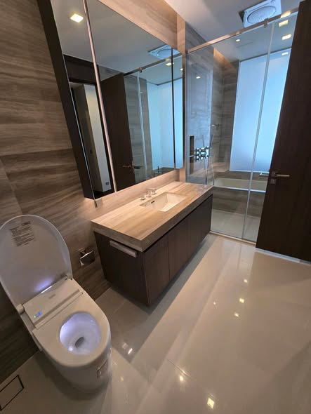 bathroom of Q1 Sukhumvit Condo by Q House