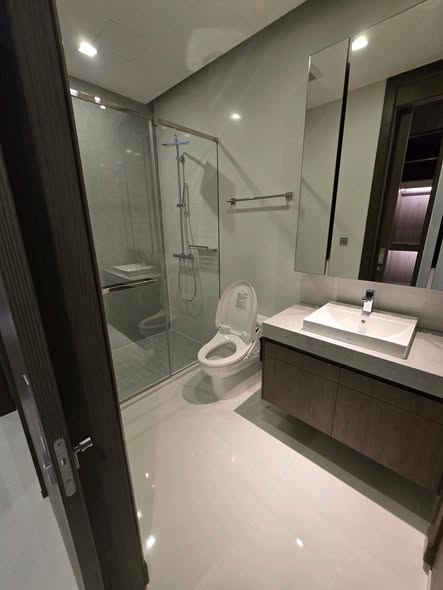 bathroom of Q1 Sukhumvit Condo by Q House