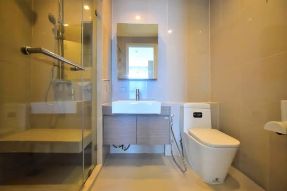 bathroom of Quinn Ratchada 17