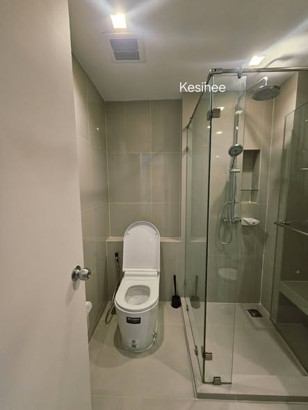 room interior and bathroom of Quinn Ratchada 17
