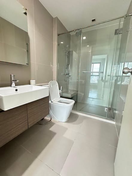 room interior and bathroom of Quinn Ratchada 17