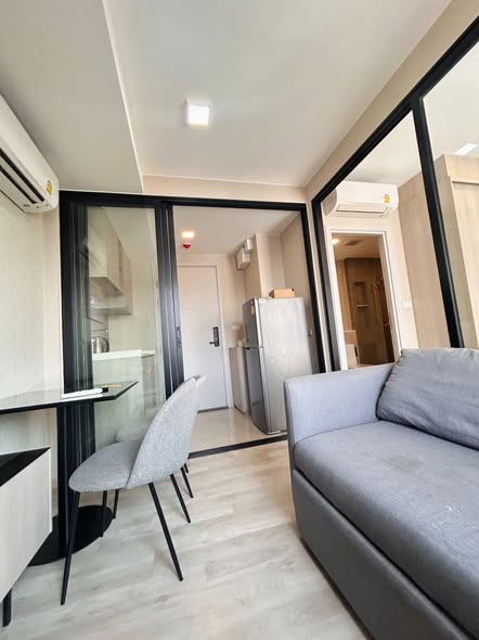 bedroom and room interior of Quintara Arte Sukhumvit 52