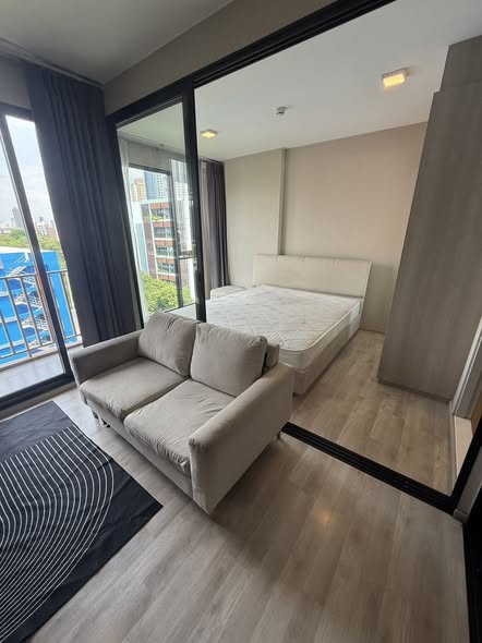 bedroom and room interior of Quintara Arte Sukhumvit 52