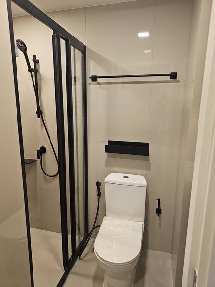 room interior and bathroom of QUINTARA MHy’ZEN PHROM PHONG (ควินทารา มาย’เซน พร้อมพงษ์)