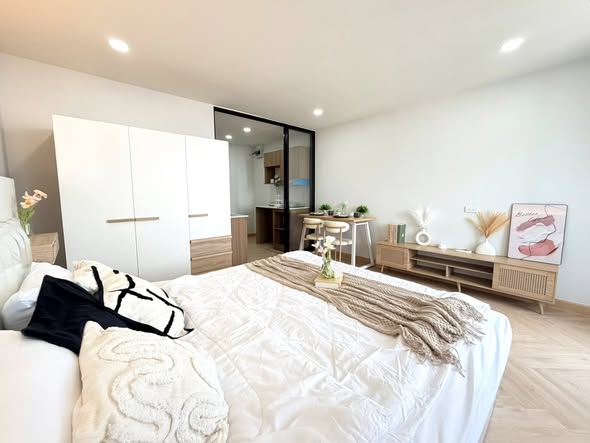 bedroom and room interior of รัชอาภา ทาวเวอร์ (Ratcha-Apha Tower)