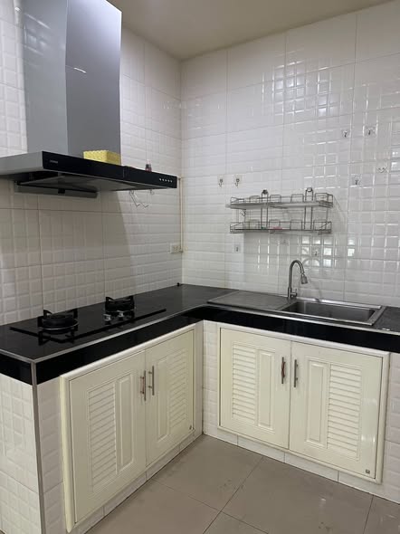 bathroom and kitchen of Ratchada City 18 Condo