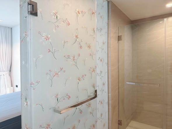 room interior and bathroom of Reference Sathorn-Wongwianyai (เรฟเฟอเรนซ์ สาทร-วงเวียนใหญ่)