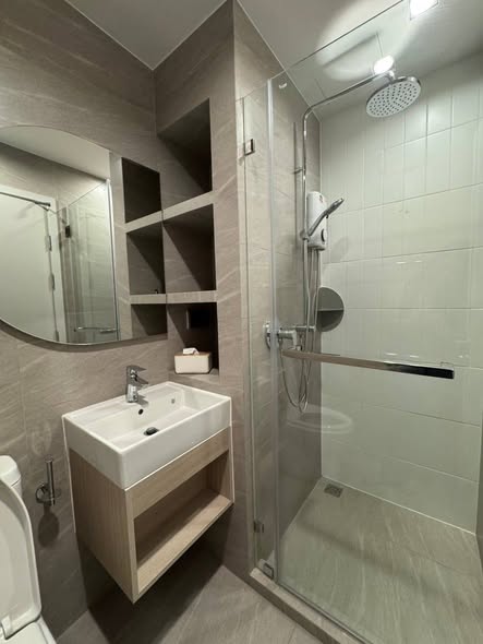room interior and bathroom of Reference Sathorn-Wongwianyai (เรฟเฟอเรนซ์ สาทร-วงเวียนใหญ่)