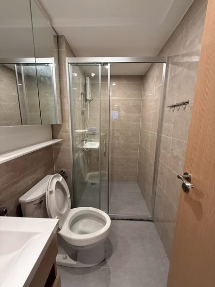 room interior and bathroom of Regal Srinakarin 40