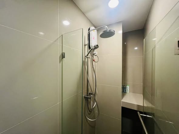 room interior and bathroom of Rhythm Asoke 2