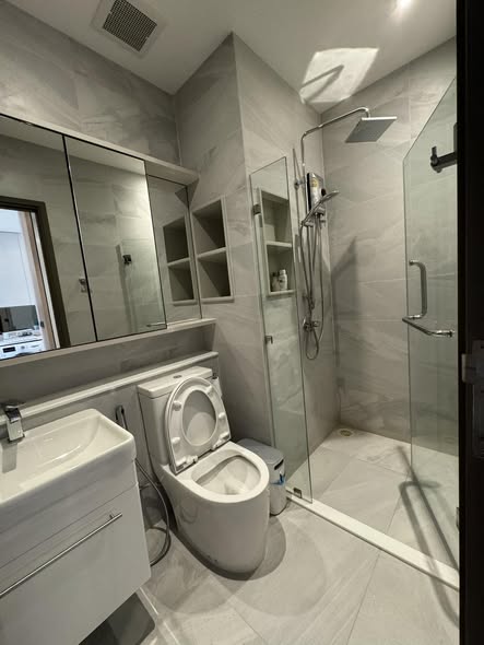 bathroom of Rhythm Ekkamai Estate