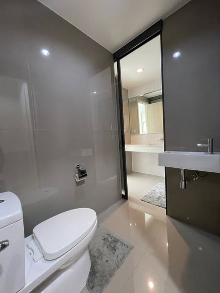 bathroom of Rhythm Sukhumvit 42
