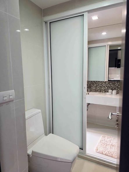 room interior and bathroom of RHYTHM Sukhumvit 44/1