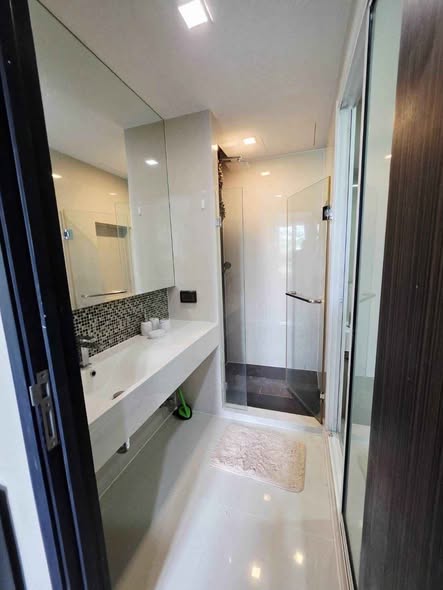 room interior and bathroom of RHYTHM Sukhumvit 44/1