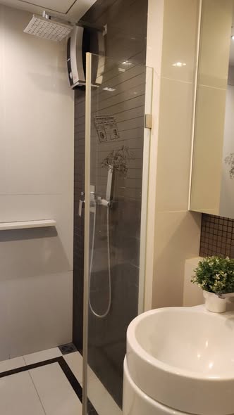 bathroom of Rhythm Sukhumvit 50