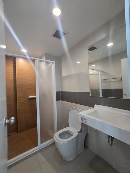 bathroom of Rich Park Chao Phraya