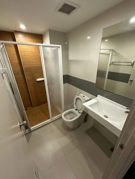 bathroom of Rich Park Chao Phraya