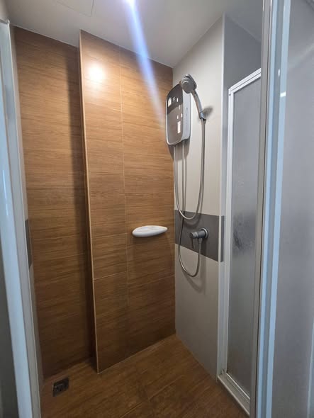 room interior and bathroom of Rich Park Chao Phraya