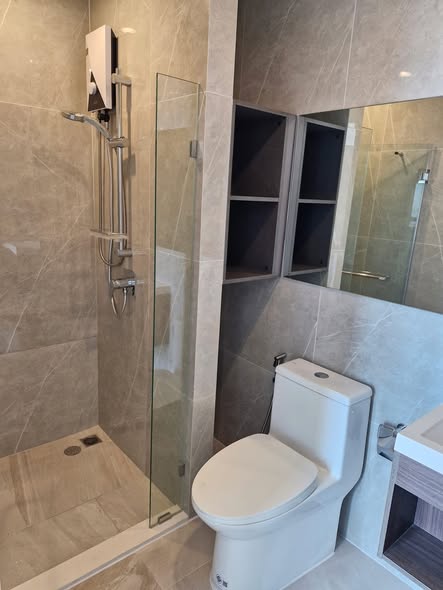 room interior and bathroom of Rich Point @BTS Wutthakat