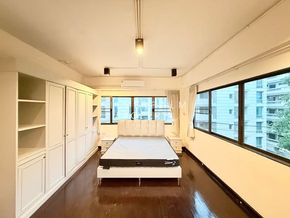 bedroom and room interior of Richmond Hills Residence Thonglor 25