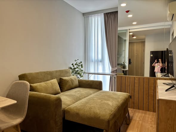 living room and bathroom of Richmond Hills Residence Thonglor 25
