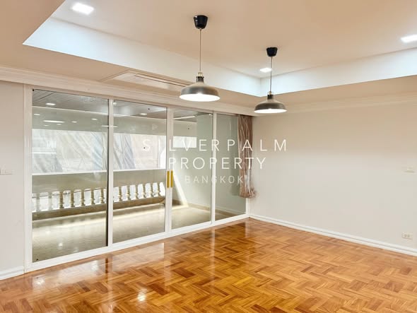 room interior of Richmond Hills Residence Thonglor 25