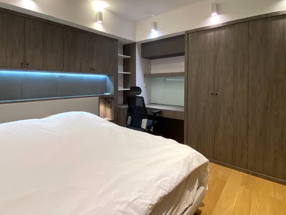 bedroom and room interior of Royal Castle Sukhumvit