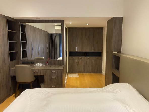 bedroom and room interior of Royal Castle Sukhumvit