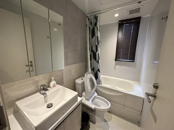 bathroom of Runesu Thonglor 5 (รูเนะสุ ทองหล่อ 5)