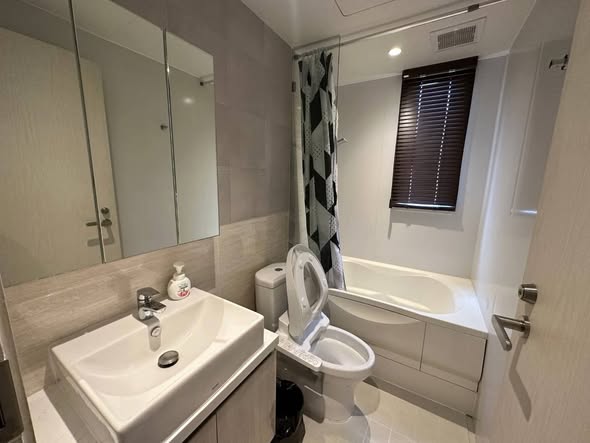 bathroom of Runesu Thonglor 5 (รูเนะสุ ทองหล่อ 5)