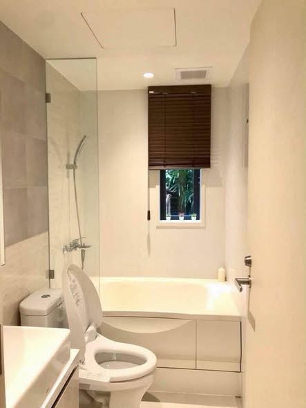 room interior and bathroom of Runesu Thonglor 5 (รูเนะสุ ทองหล่อ 5)