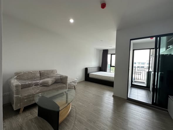 bedroom and living room of Rye Condo Huamak