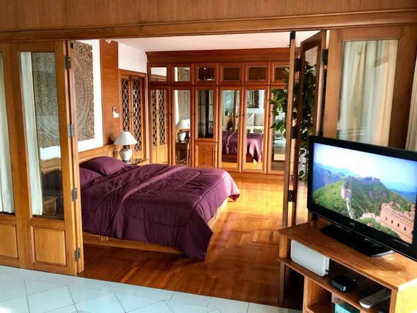 bedroom and room interior of Saranjai Mansion