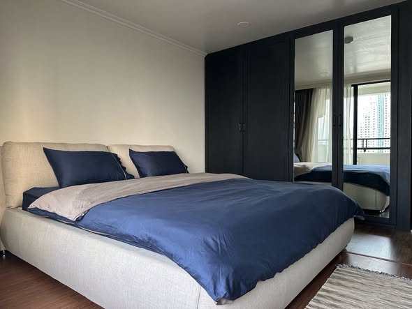 bedroom and room interior of Sathorn Bridge Tower