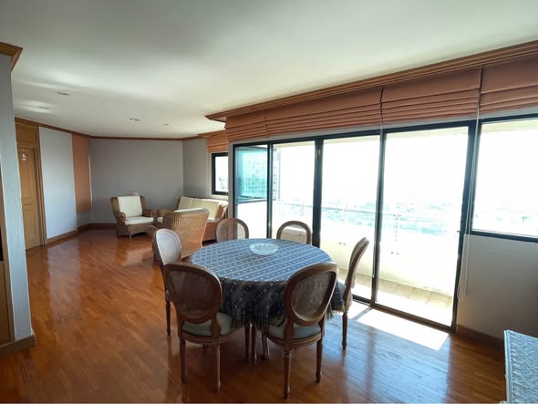 room interior of Sathorn Gardens