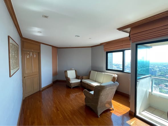room interior of Sathorn Gardens