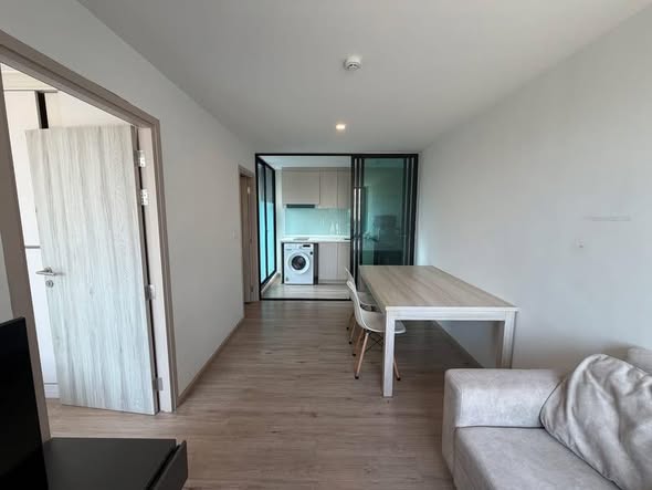bedroom and room interior of Serio Sukhumvit 50