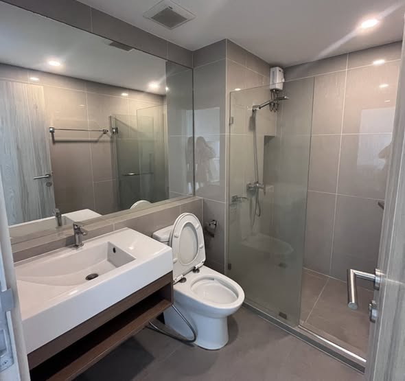 room interior and bathroom of Serio Sukhumvit 50