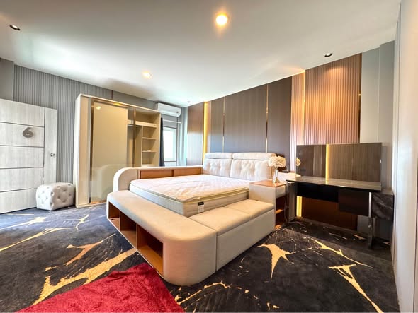bedroom of Siam Royal View Pattaya main entrance