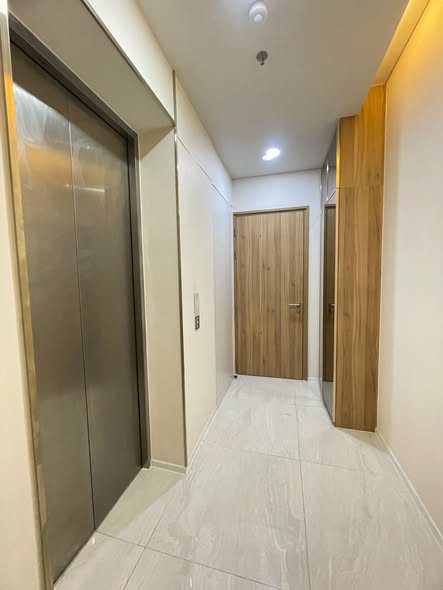 room interior and bathroom of Siamese Exclusive 31