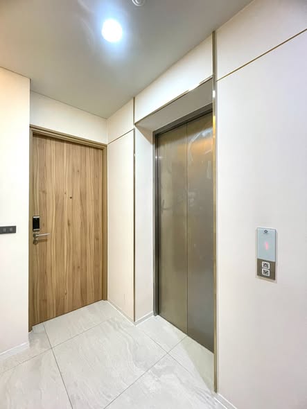 room interior and bathroom of Siamese Exclusive 31