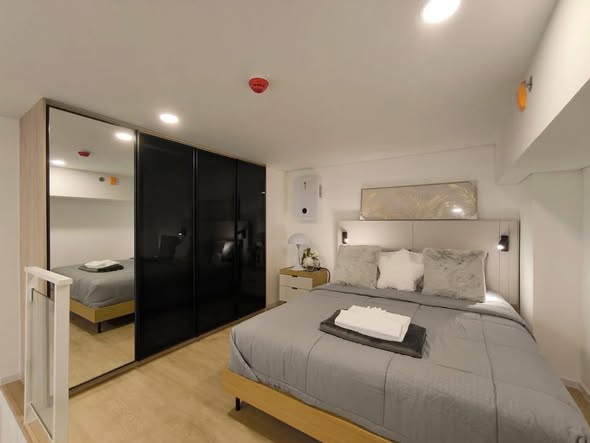 bedroom and room interior of SIAMESE RAMA9 SITE OFFICE