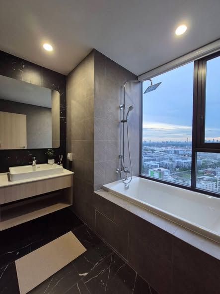 bathroom of Skyrise Avenue Sukhumvit 64