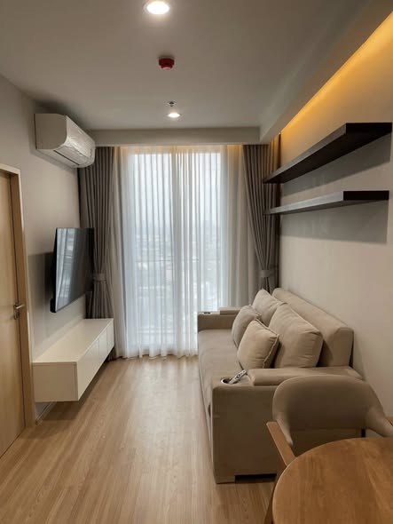 living room and room interior of Skyrise Avenue Sukhumvit 64