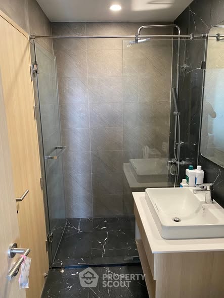 room interior and bathroom of Skyrise Avenue Sukhumvit 64
