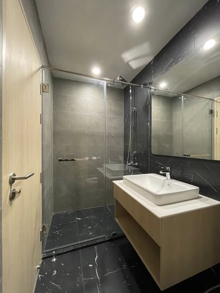 room interior and bathroom of Skyrise Avenue Sukhumvit 64