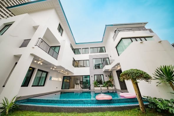 pool of Soi Sukhumvit 39